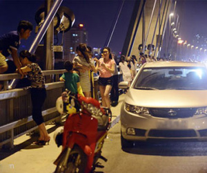 Người dân lên cầu Nhật Tân hóng gió