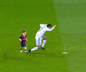 Ronaldo ngã nhào vì bị con trai Messi ngáng chân
