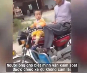 Bé gái 2 tuổi ở Trung Quốc phóng xe máy vun vút