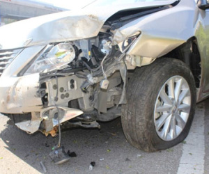 Camry kéo lê xe máy, húc đổ cây trên dải phân cách