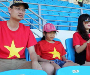 CĐV Việt Nam đến sân Bishan từ sớm, chờ xem U23 Việt Nam