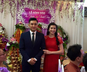 Chân dài Thư Huyền rạng rỡ trong lễ ăn hỏi
