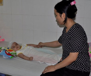 Công an điều tra vụ bé gái ngã chấn thương sọ não
