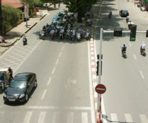 Núp bóng râm chờ đèn đỏ giữa "chảo lửa" Hà Nội