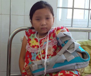 Cha bắt cóc, đánh đập con ruột dã man 1 tháng ròng