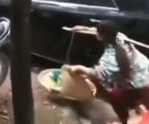 Clip người bán hàng rong núp sau xe hơi để tránh bị "hốt" trên phố Hà Nội