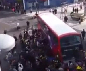Đám đông góp sức nâng xe bus 12 tấn để cứu người bị nạn