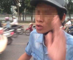 Hà Nội: Bắt đối tượng vờ kẹt chân để ăn vạ tiền chủ xế hộp