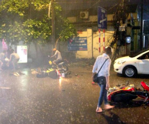 Mưa giông lớn quật ngã nhiều người đi đường ở Hà Nội