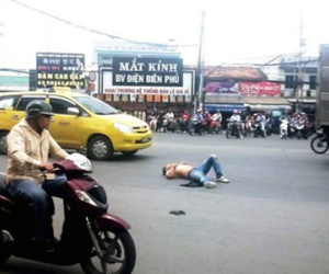 Nam thanh niên dọa giết tài xế taxi, nằm giữa đường la hét