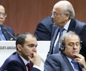 Tây Ban Nha và Pháp trở mặt với UEFA, gián tiếp giúp Blatter tái đắc cử