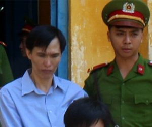 Thanh niên dùng điện thoại quay cảnh hãm hại 2 nữ sinh