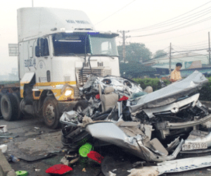 TP.HCM: Container đâm xe đang dừng đèn đỏ, 5 người tử vong