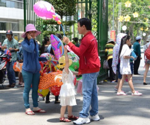 Tranh thủ ngày nghỉ cuối tuần, phụ huynh đưa con đi chơi lễ 1/6 sớm