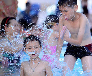 Bể bơi đông đúc ngày nắng nóng