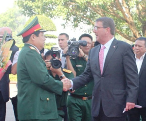 Cận cảnh Bộ trưởng Phùng Quang Thanh đón Bộ trưởng Quốc phòng Mỹ