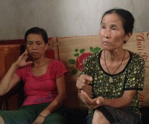 Hà Nội: Cả gia đình mang rơm đốt vùng kín của hàng xóm