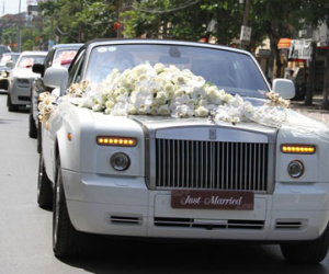 Rolls-Royce siêu sang và môtô 3 bánh đi rước dâu ở Nghệ An