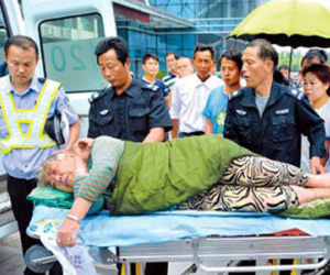 Cụ bà sống sót nhờ học dùng máy thở trong tàu chìm Trung Quốc