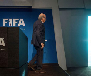 Thế giới đồng loạt vui mừng trước tin Blatter từ chức