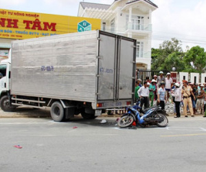 Xe máy lao vào ôtô tải, bé gái tử vong tại chỗ