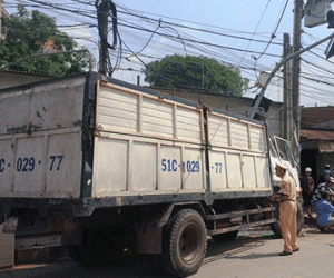 Xe tải tông bay ôtô du lịch, đâm gãy cột đèn