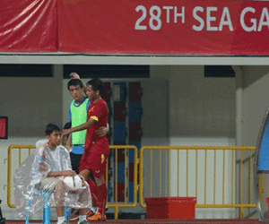 Cầu thủ U23 nhập viện ngay cuối hiệp 1 trận Việt Nam - Lào