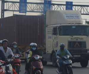 Container - hung thần xa lộ, vì đâu?