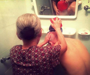 Hình ảnh bà lão 81 tuổi gội đầu cho cụ ông gây xúc động mạnh
