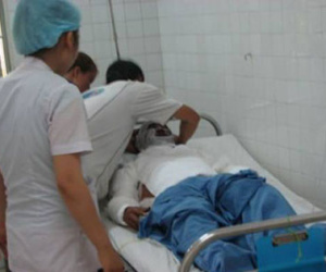 Nổi máu ghen tuông, vợ giám đốc tạt axit vào mặt tình địch