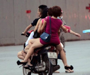 Quái xế chở "gái bán hoa" đại náo phố phường Hà Nội
