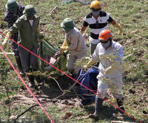 Thi thể nam thanh niên bị đâm thủng bụng nổi trên sông