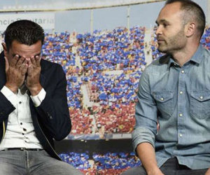 Xavi “khóc như mưa” trong ngày lễ tri ân