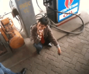 Clip thanh niên hút thuốc làm cháy cây xăng ở Quảng Ninh