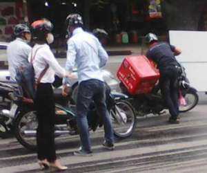 Hàng loạt xe máy gặp nạn bởi vết dầu rơi từ xe cứu hộ
