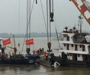 Trung Quốc lật ngược tàu chìm, không tìm thấy người sống sót