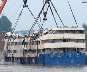 Trung Quốc nâng tàu chìm trên sông Trường Giang