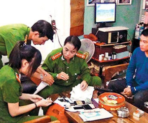 Vợ hờ lỡ miệng gọi tên thật, chồng trốn nã bị tóm
