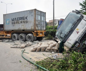 Xe container kéo ôtô tải chở xi măng 'bay' qua quốc lộ