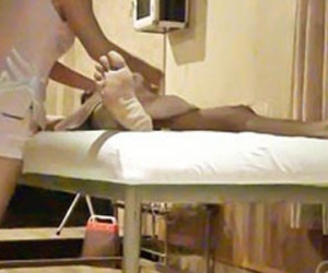 Bị hành hung vì không cho bạn gái "tiếp khách"?
