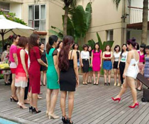 Quý cô lên cơn sốt học "nghệ thuật quyến rũ"