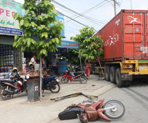 Tai nạn liên hoàn, xe container lao vào nhà dân