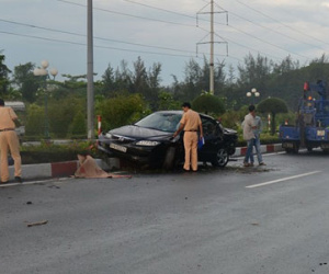 Tài xế tử vong trong xế hộp móp méo