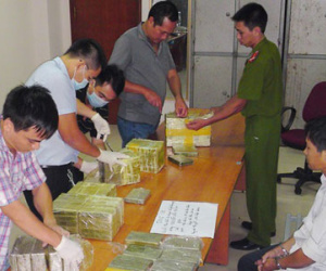 Cặp tình nhân giấu trăm bánh heroin trong phòng ngủ