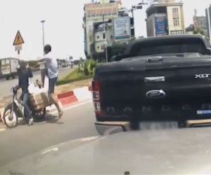 Clip: Tài xế ôtô đạp người đi môtô văng khỏi xe vì bị tạt đầu