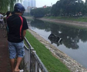 Lái xe bán tải tử vong do đâm đổ lan can, bay xuống lòng sông Tô Lịch