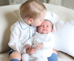 Lộ ảnh cực đáng yêu của tiểu công chúa, hoàng tử Anh