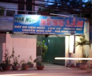 Nhân viên nhà nghỉ tá hỏa phát hiện khách chết trên giường