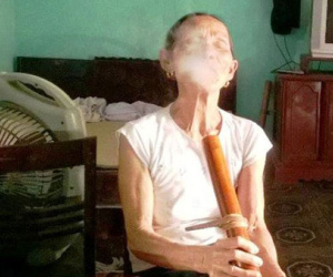 Về nơi phụ nữ không hút thuốc lào... không lấy được chồng!
