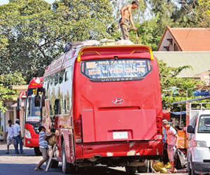Bát nháo xe khách tuyến Lào - Việt